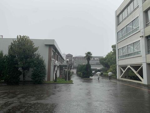 10月雨の登校風景１.JPG