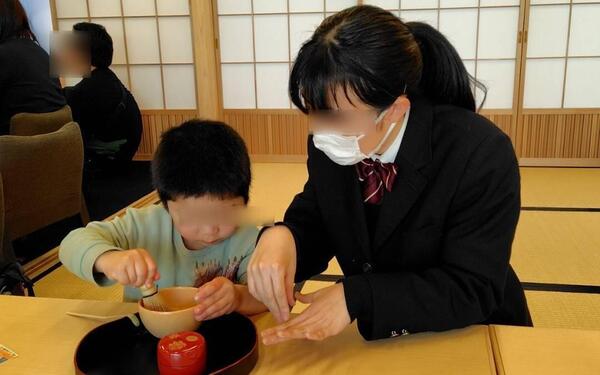 ５．縁〜みんなで楽しむ茶道体験〜子ども茶道体験①（於：おにクル７階和室）.jpg