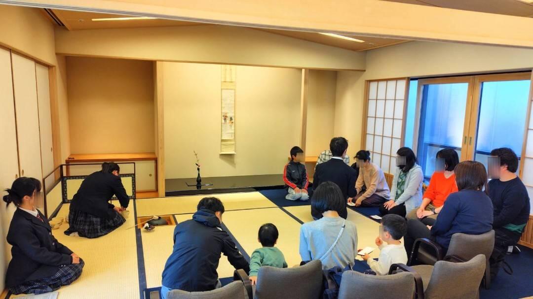 ２．縁〜みんなで楽しむ茶道体験〜お茶席体験①（於：おにクル７階和室）.jpg
