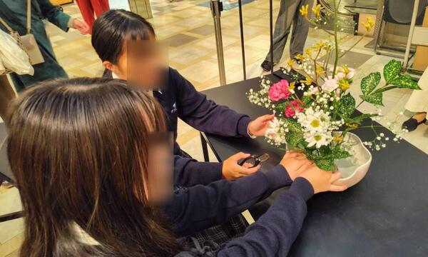 ２．第59回いけばな大阪展②いけばな体験教室参加.jpg