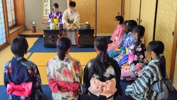 2.ゆかた姿で茶道稽古.jpg