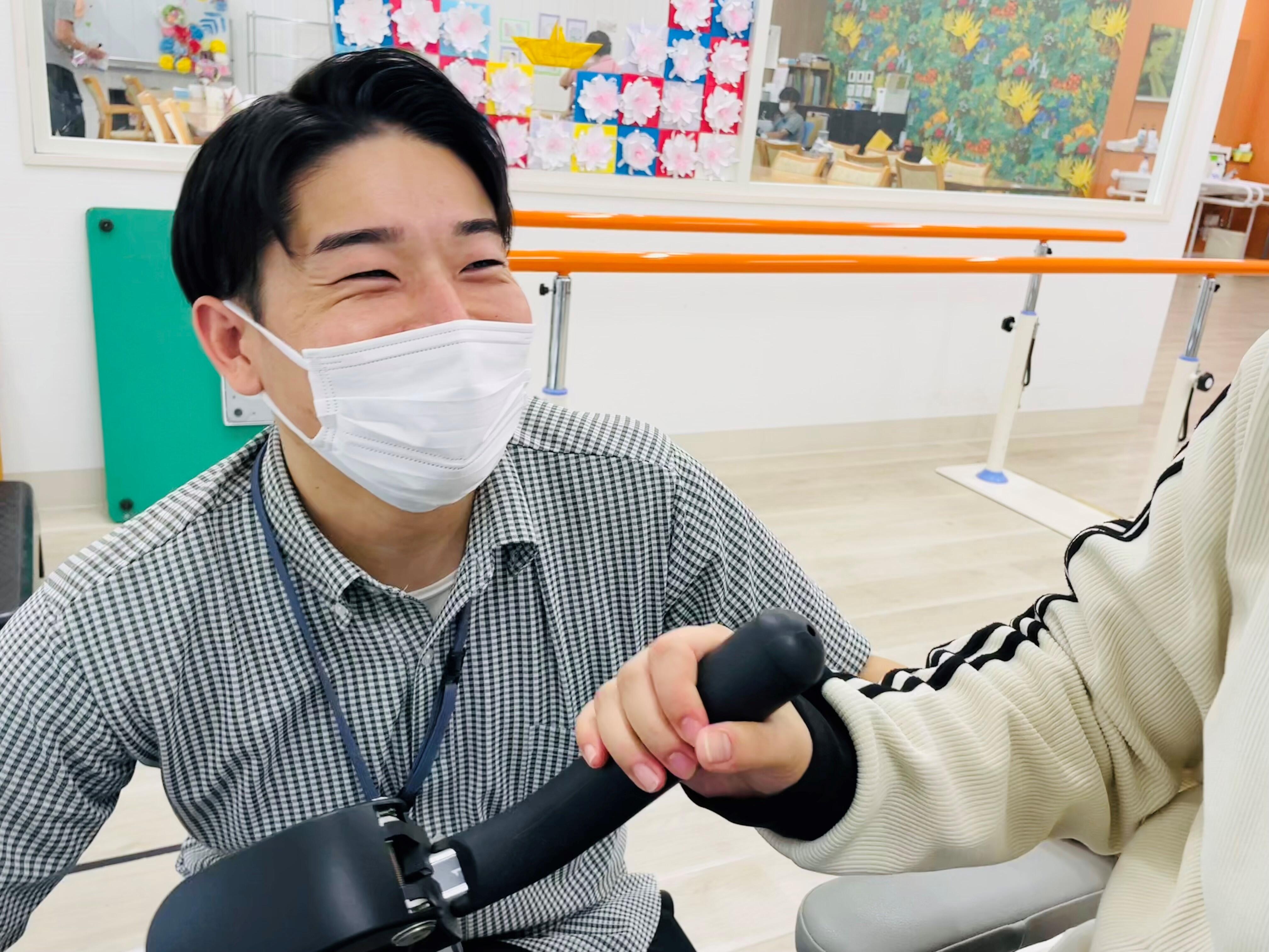 利用者に笑顔で話しかける石井先生