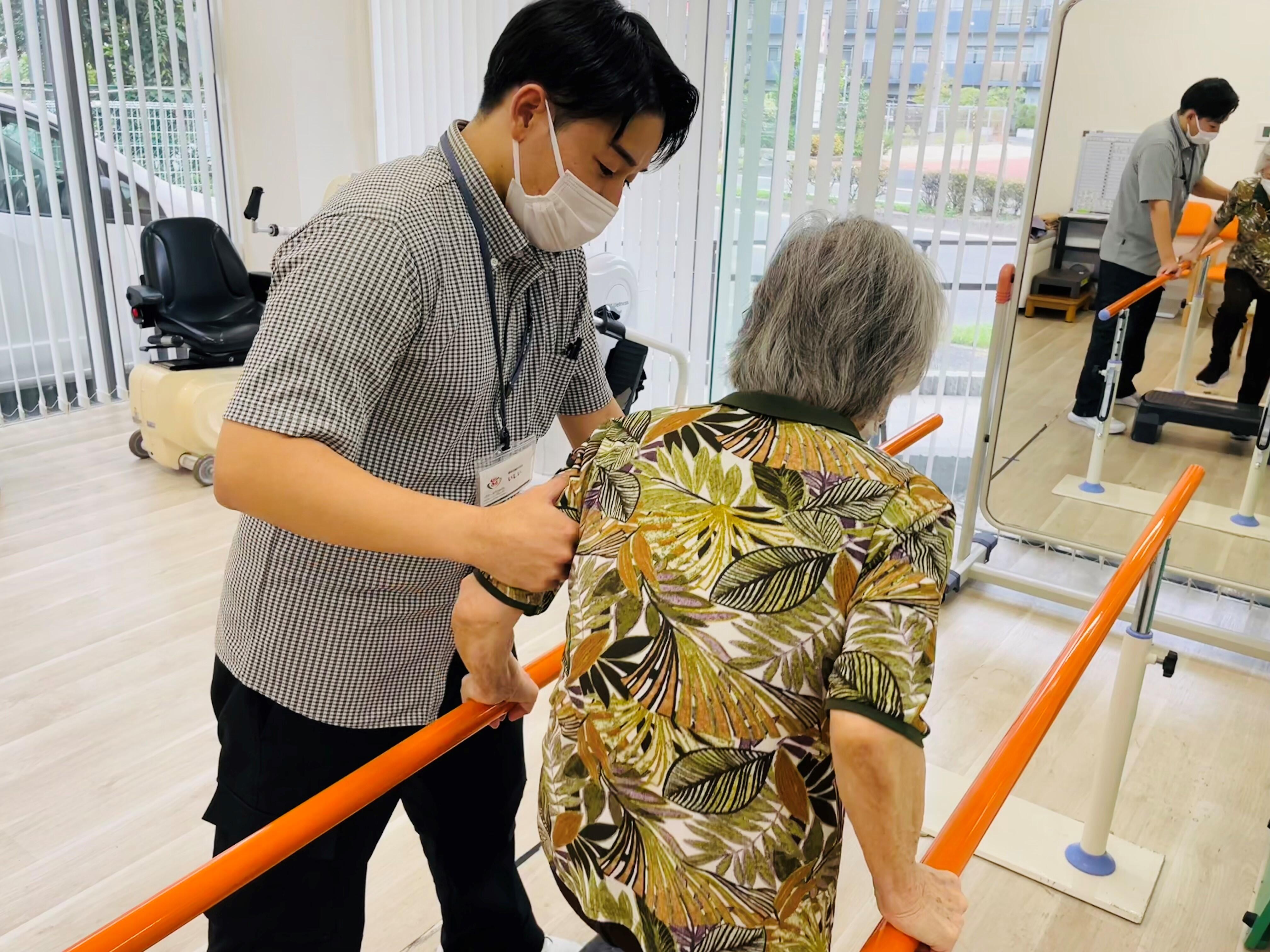 利用者に歩行訓練を行う石井先生
