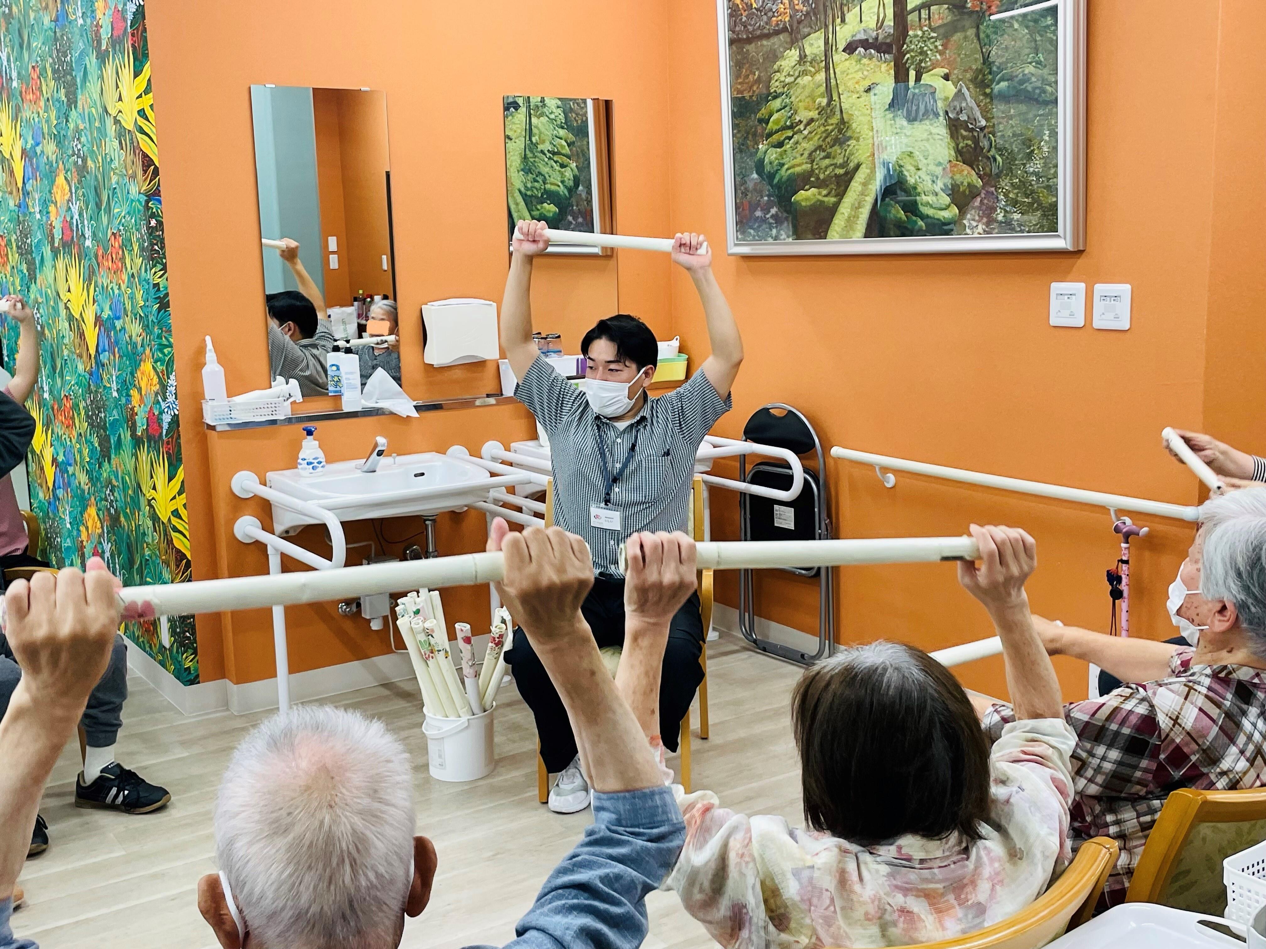 輪の中心で集団体操を指導する石井先生