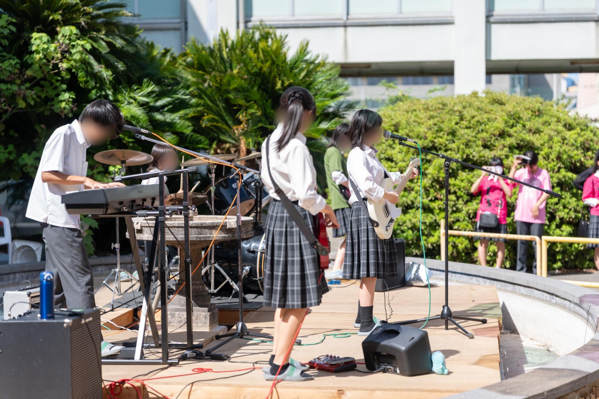 中庭で軽音楽部