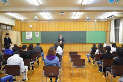 全校集会および大掃除を行いました。
