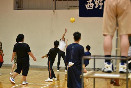 校内バレーボール大会を行いました。
