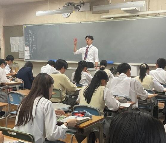 6月9日 2年生探究「教育実習生の話を聞こう」