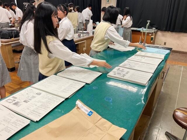 10月1日 2年 修学旅行しおり製本作業