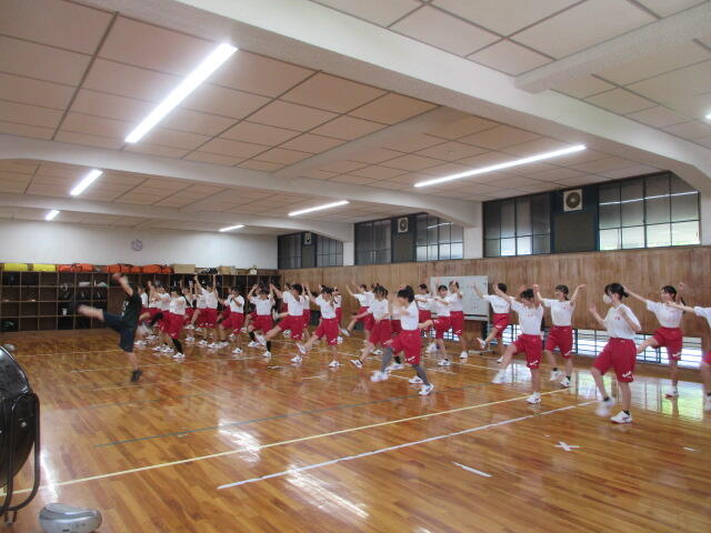 授業見学 1年「体育Ⅰ」 ダンスアレンジにチャレンジ