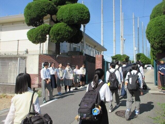 5月28日 生徒会執行部による、朝のあいさつ運動が始まりました