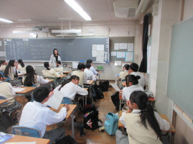 授業見学 2年生「数学Ⅱ」 2次方程式の解と係数の関係 応用問題