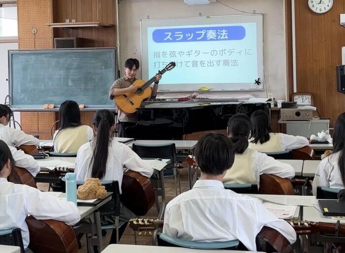 授業見学 2年「音楽Ⅱ」 ギター演奏