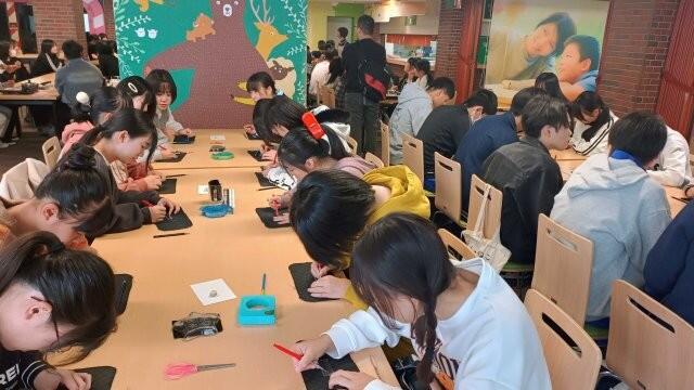 10月16日 2年 修学旅行3日目（午前 手彫りガラス）