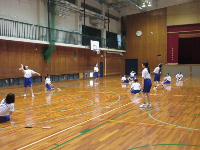 授業見学 2年「体育Ⅱ」 バドミントン