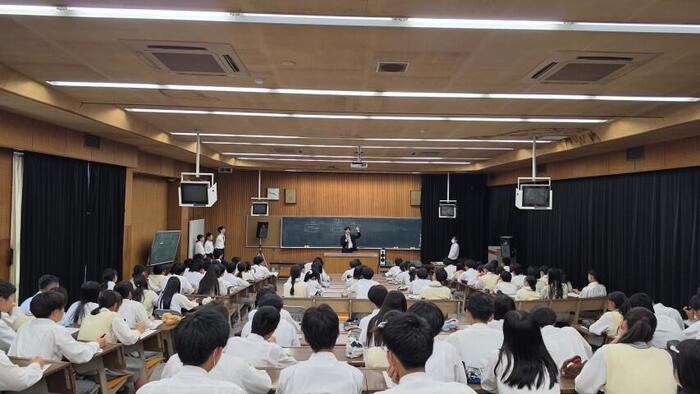 6月8日 2年探究「教育実習生の話を聞こう」