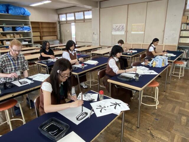 7月17日 国際交流5日目「書道体験」
