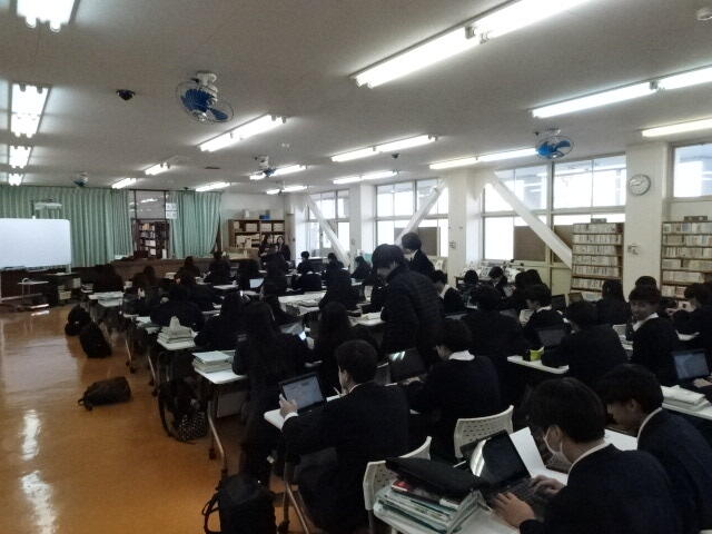 2年生探究は図書館を使ったクラス混合に！