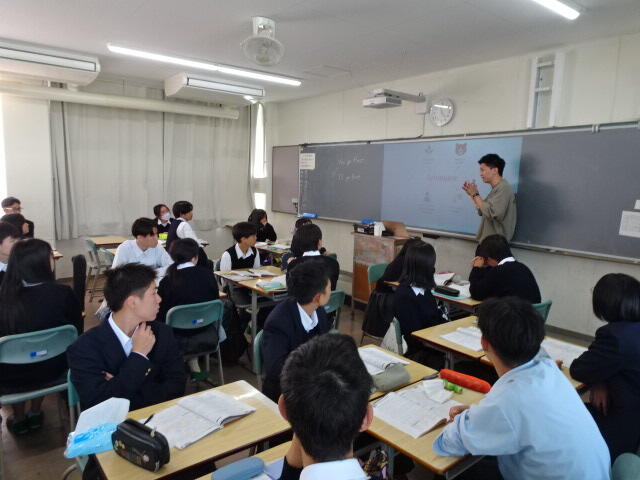 英語の授業は、元気いっぱいです！