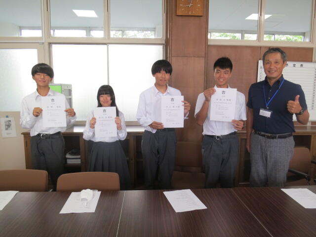 令和6年度 後期生徒会役員の認証式です。
