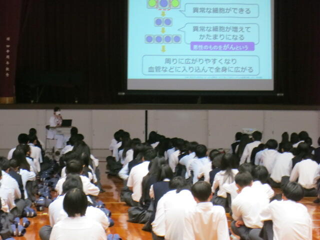 いよいよ明日から1学期末考査です。1年生は「がん教育」講座を受講しました！