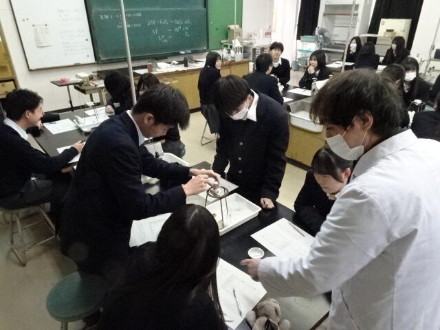 授業紹介 3年生化学（実験）の様子です。