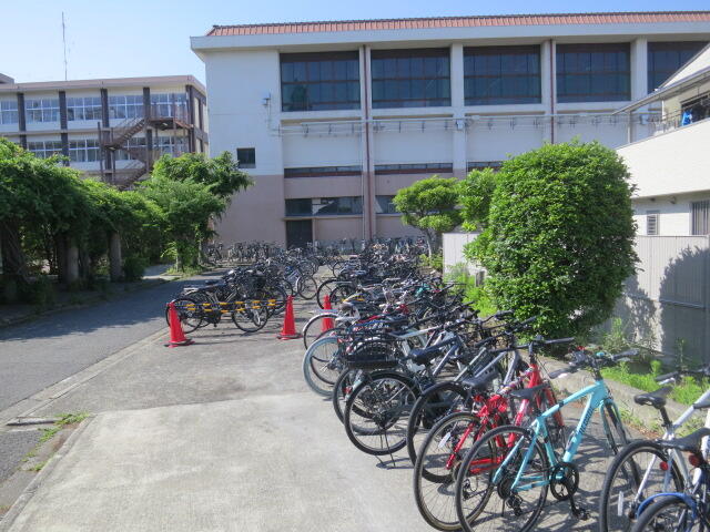 各学年の駐輪スペースも整列されています！