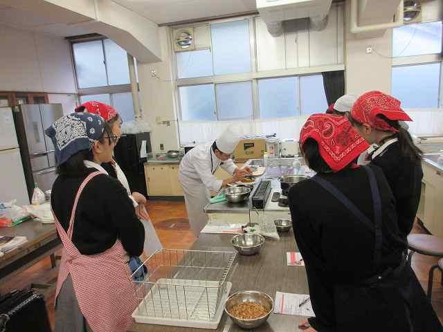調理部 チョコレートタルト作り 大阪調理製菓専門学校の先生をお招きしました。
