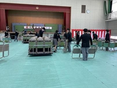 部活動生徒による入学式の準備