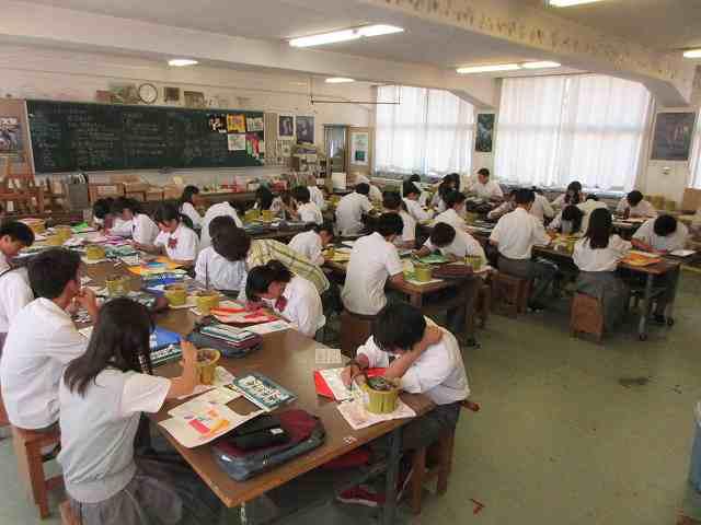 授業見学 1年「美術Ⅰ」 遠近法を学ぶ
