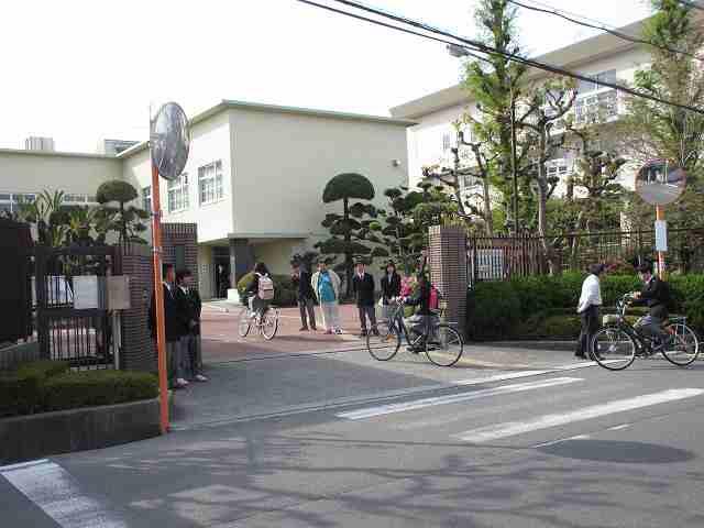 朝の挨拶運動が始まりました。