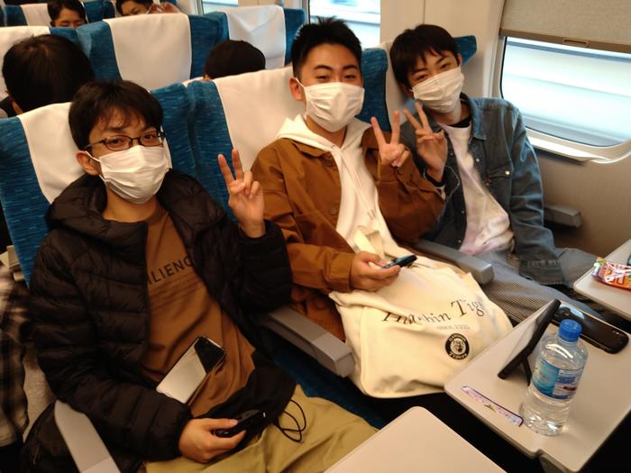 ７５期２年生南九州修学旅行A団広島駅を通過