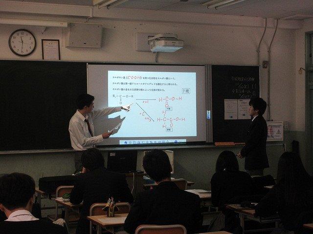 授業見学 「協働化」を大切にした授業 化学「アンケート集計システムを活用した発表」・英語「ペアワーク」など