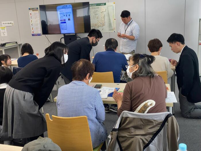 高齢者スマホ教室のボランティアで活躍しました