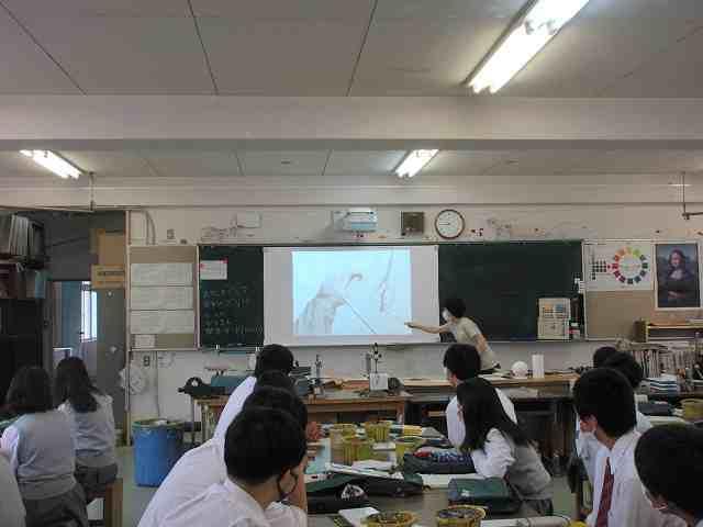 授業見学 1年「美術Ⅰ」 色彩の基本