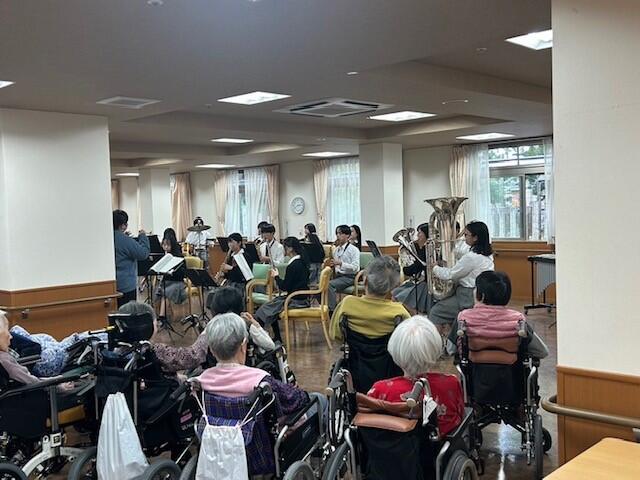 吹奏楽部 介護施設でのボランティア演奏
