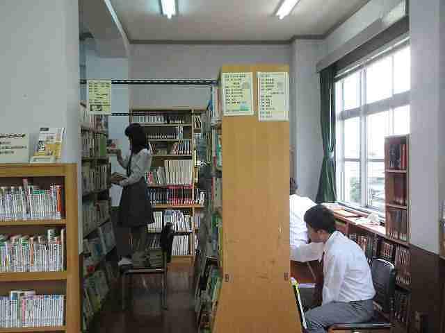図書委員による図書館整理作業