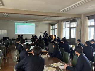 【総合・HR】１年進路学習・人権学習