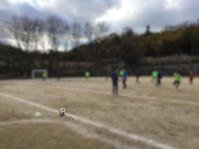 サッカーボールを追いかけて。