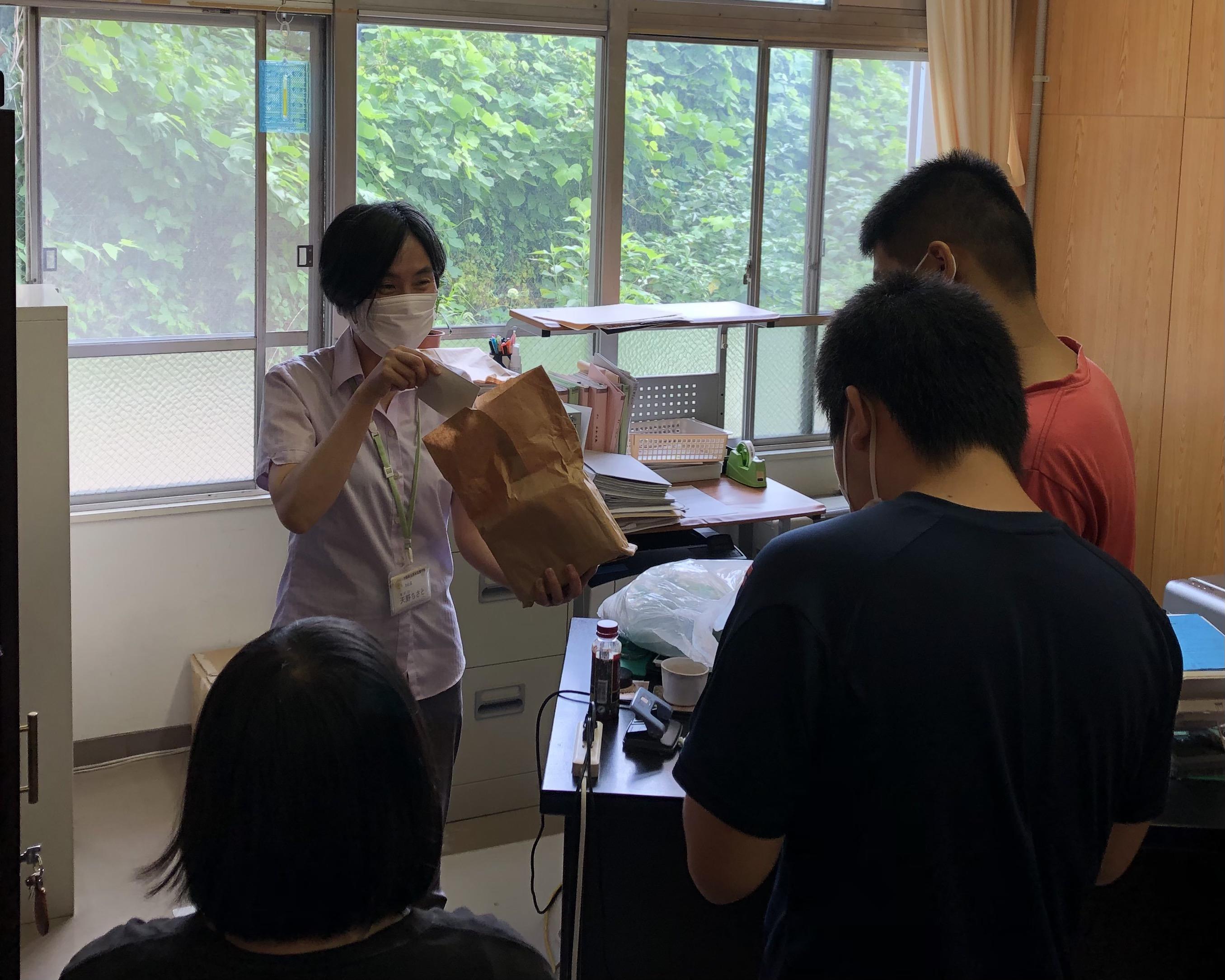 メモ納品の様子 写真