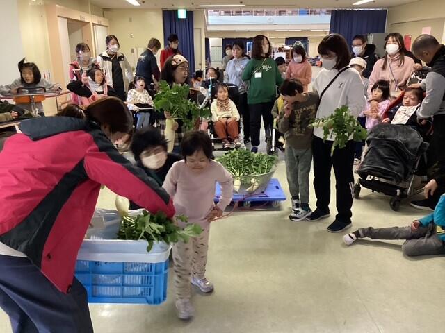 小学部の畑からみんなの給食へ!