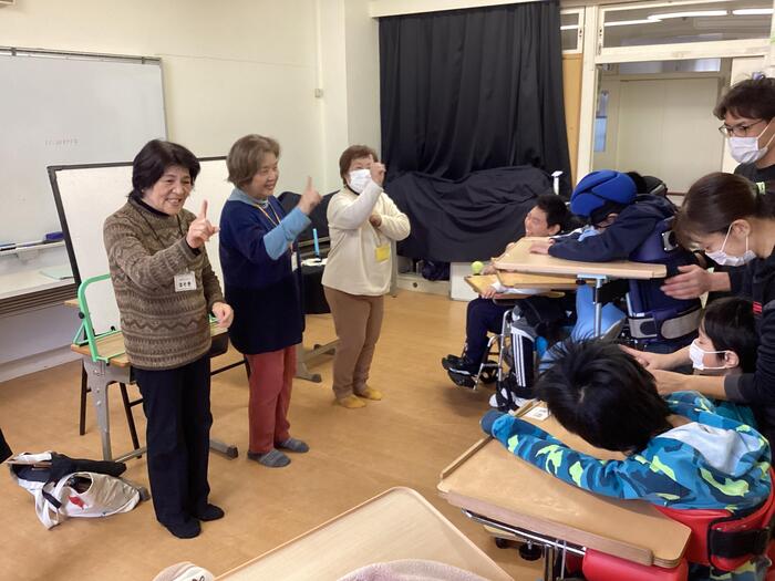 中学部「おはなしころりん」の様子