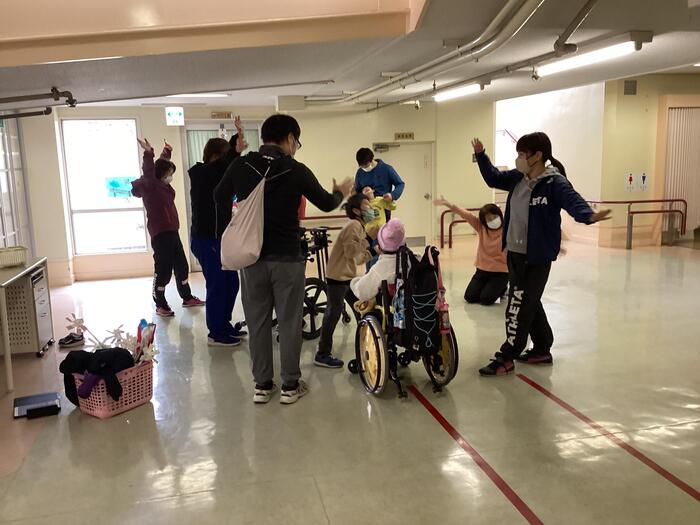 賑やかな学校の様子