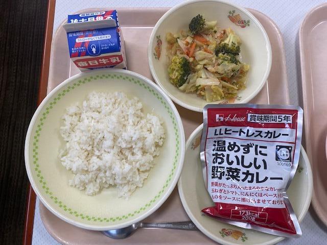 防災給食を食べる