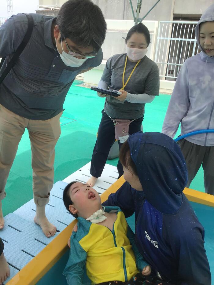 医師への相談事業（小学部プールの様子）