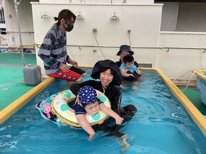小学部、さあプールに行こう