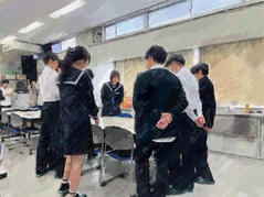 11/5（火）授業の風景58（１年「家庭基礎」、食育かるた）