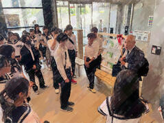 240614【写真】授業の風景27(2年「まちづくり」、おにクル見学会) (2).JPGのサムネイル画像