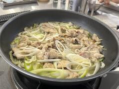 251218【写真】授業の風景86(3年「生活文化」、ねぎ塩豚丼、かす汁、ほうじ茶) (1).JPGのサムネイル画像