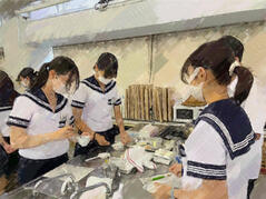240718【写真】授業の風景36(1年「家庭基礎」、離乳食実習) (1).JPGのサムネイル画像